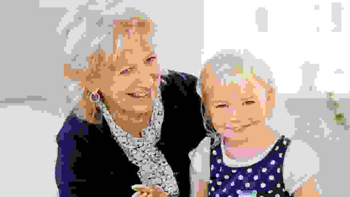 Mormor med barnbarn på kalas
