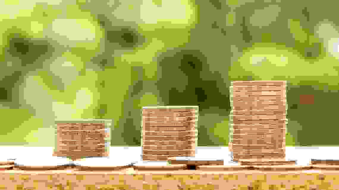 Tre staplar med mynt. 