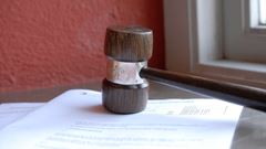 Papper med en träklubba ovanpå