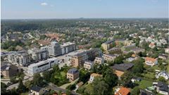 OBS! Illustration - inritat hus på bilden längs Enebybergsvägen som inte finns i dag (okt 2025). Samrådsförslag.