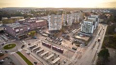 Flygbilder över bygget av park och torg i Mörby centrum.