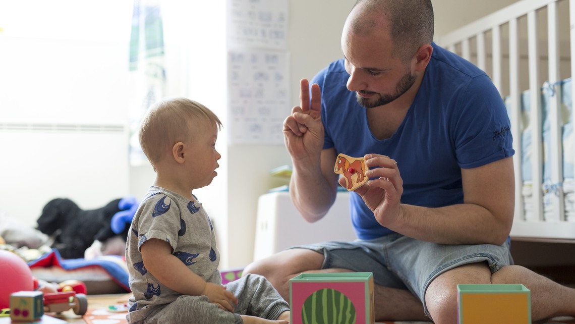 Pappa leker och talar teckenspråk med sin son
