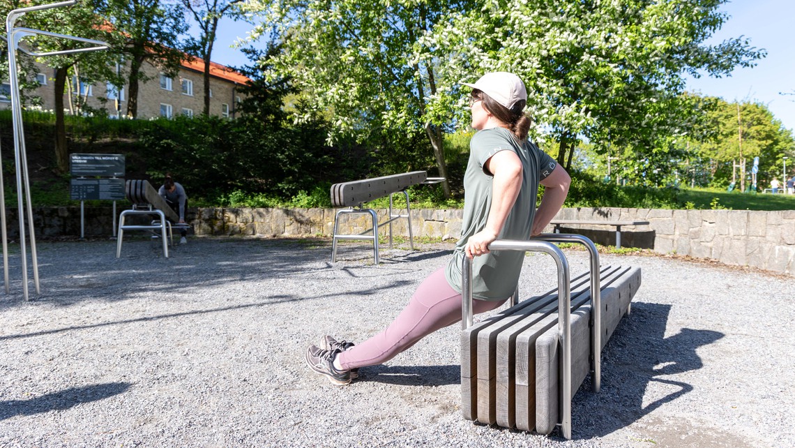 En tjej tränar i Mörbyparkens utegym.