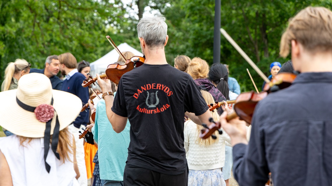 Lärare och elever från Danderyds kulturskola spelar fiol.